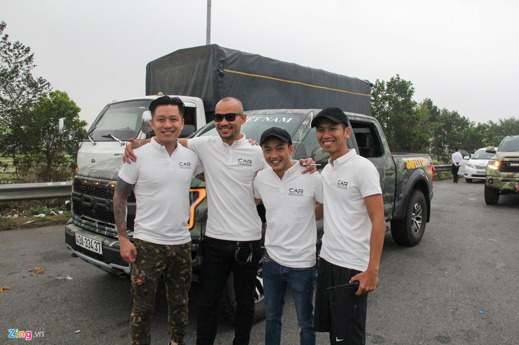 Siêu xe nối đuôi nhau trên cao tốc Hà Nội - Lào Cai